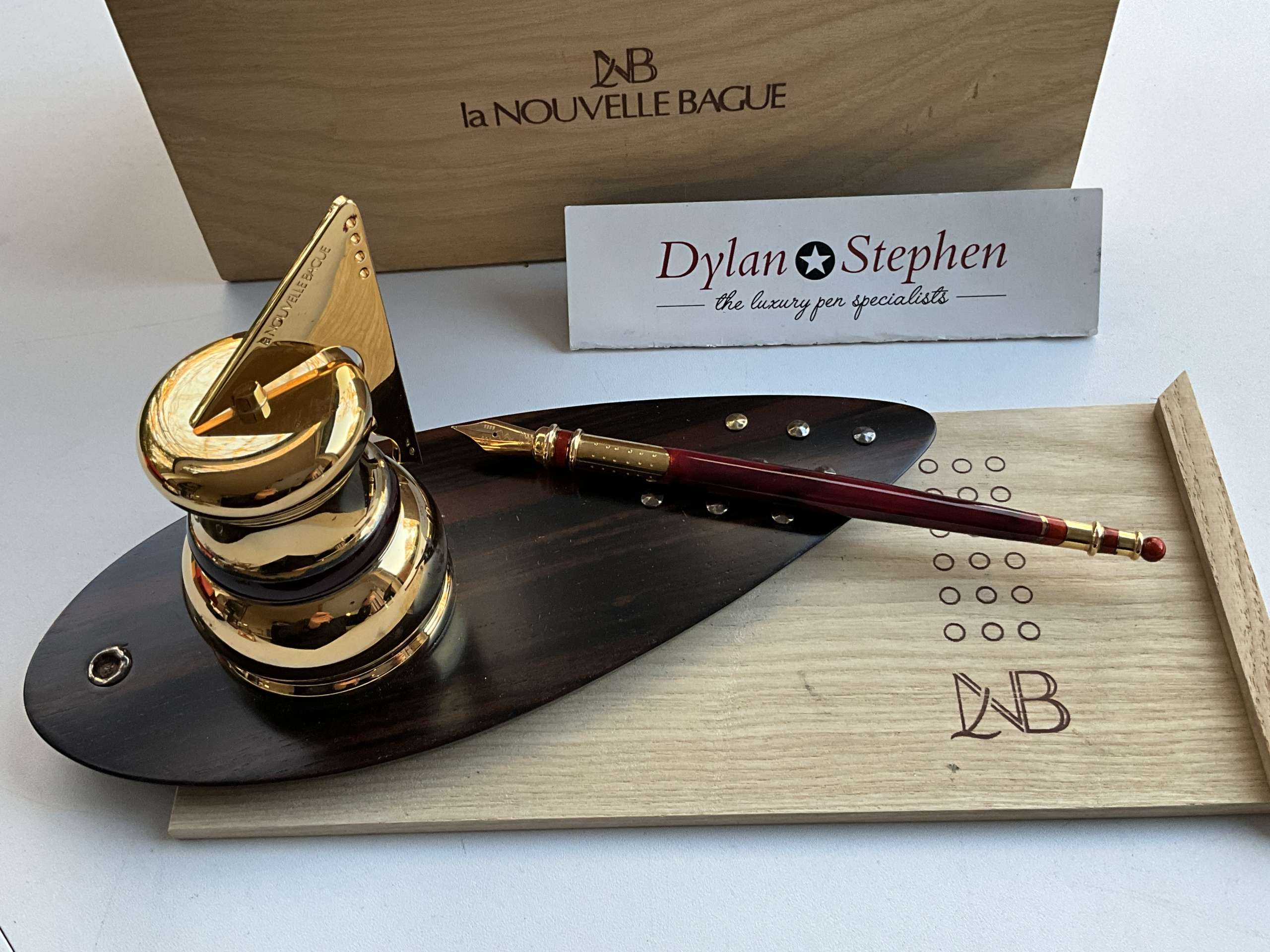 La Nouvelle Bague inkwell ,desk stand and fountain pen set - Image 2