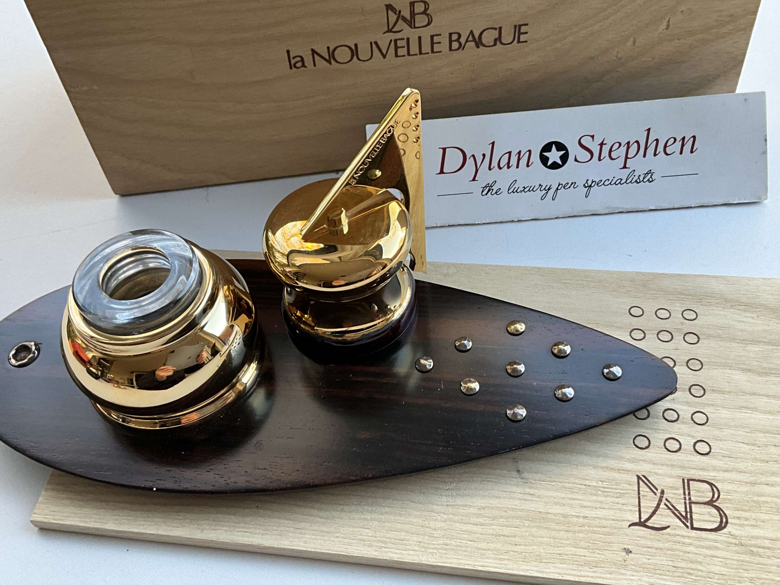 La Nouvelle Bague inkwell ,desk stand and fountain pen set - Image 3
