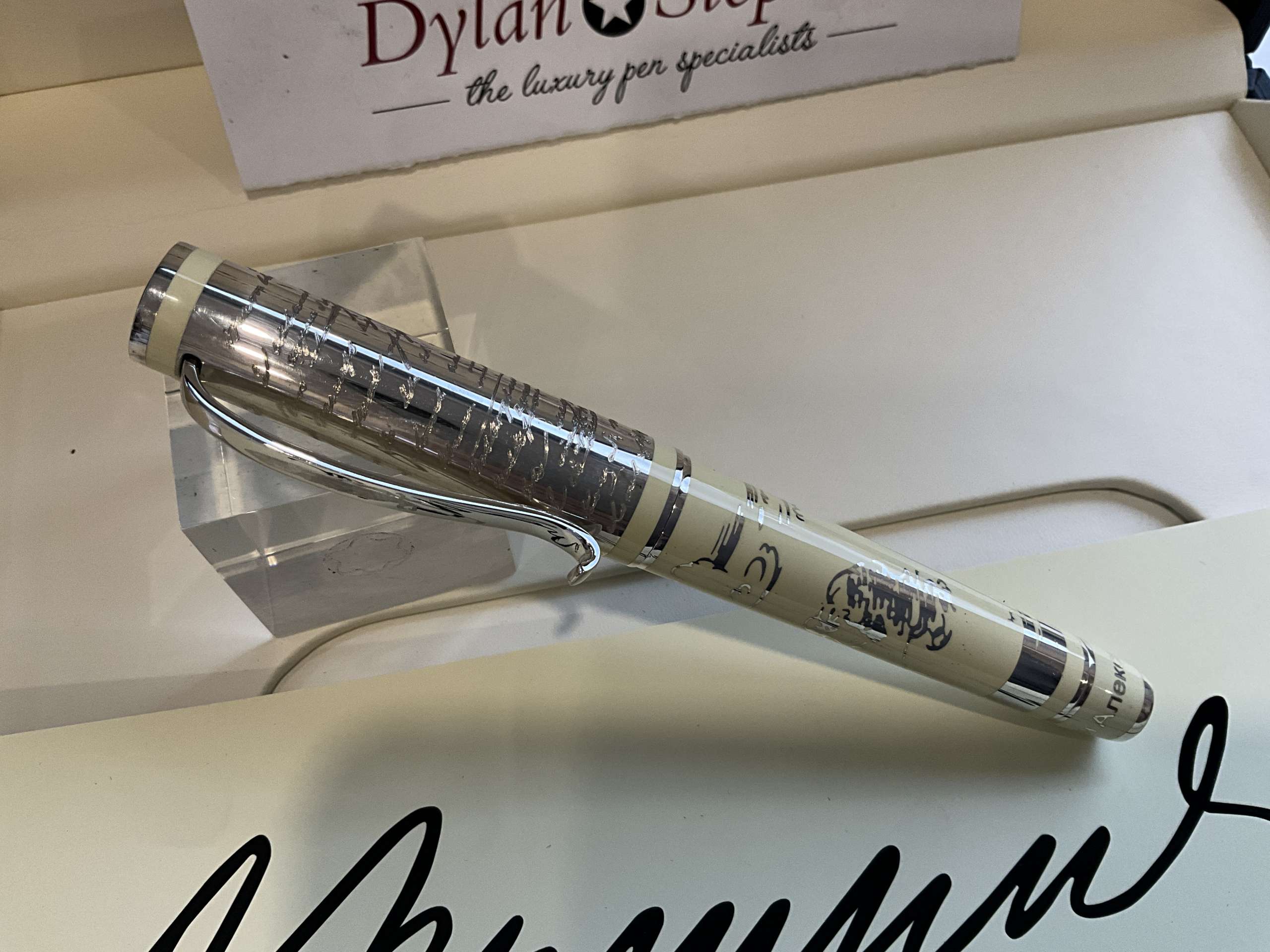 Omas Aleksandr Pushkin Limited Edition rollerball pen - Image 5