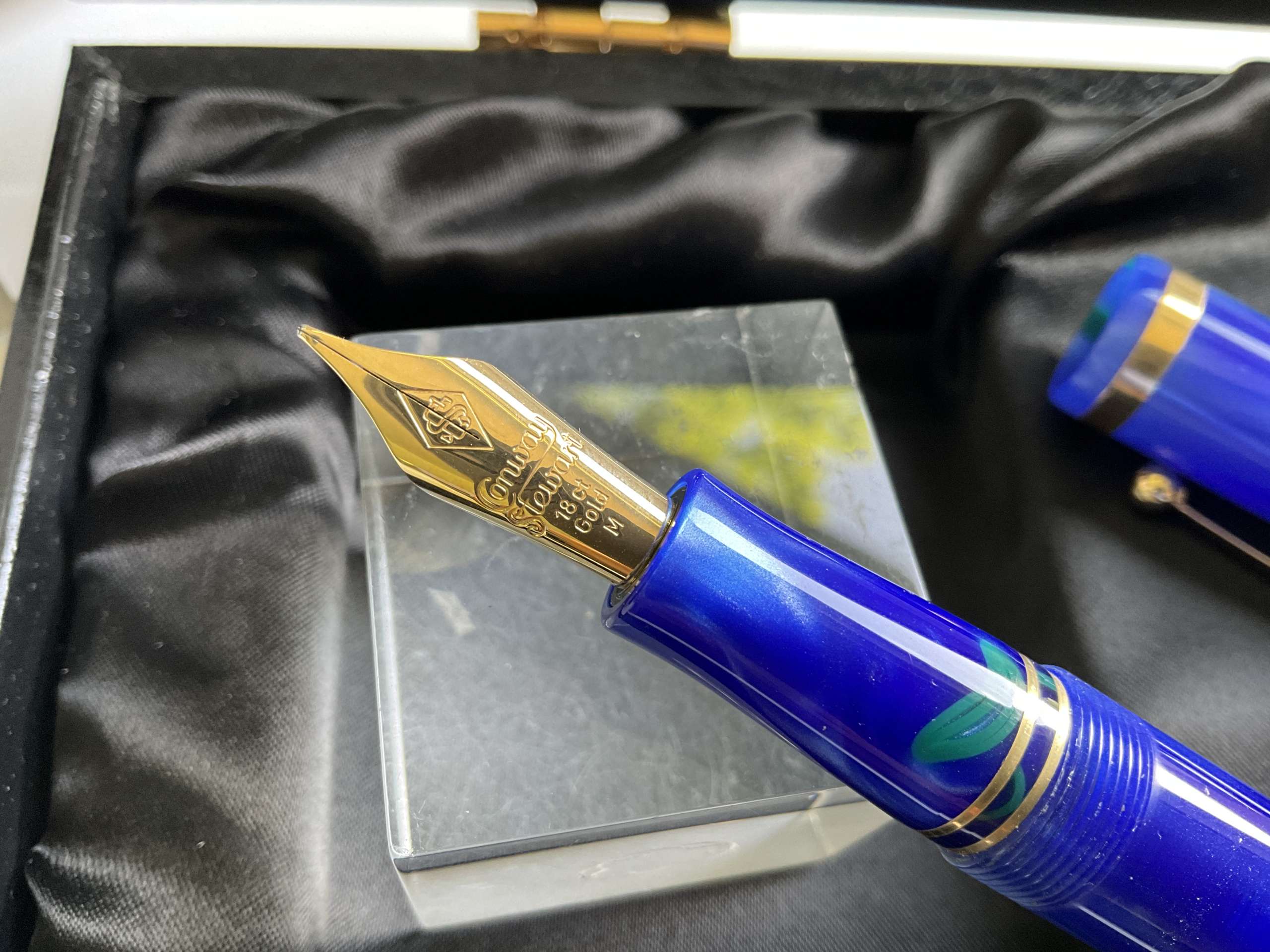 Conway Stewart Churchill Green Swirl Limited Edition fountain pen - Image 2