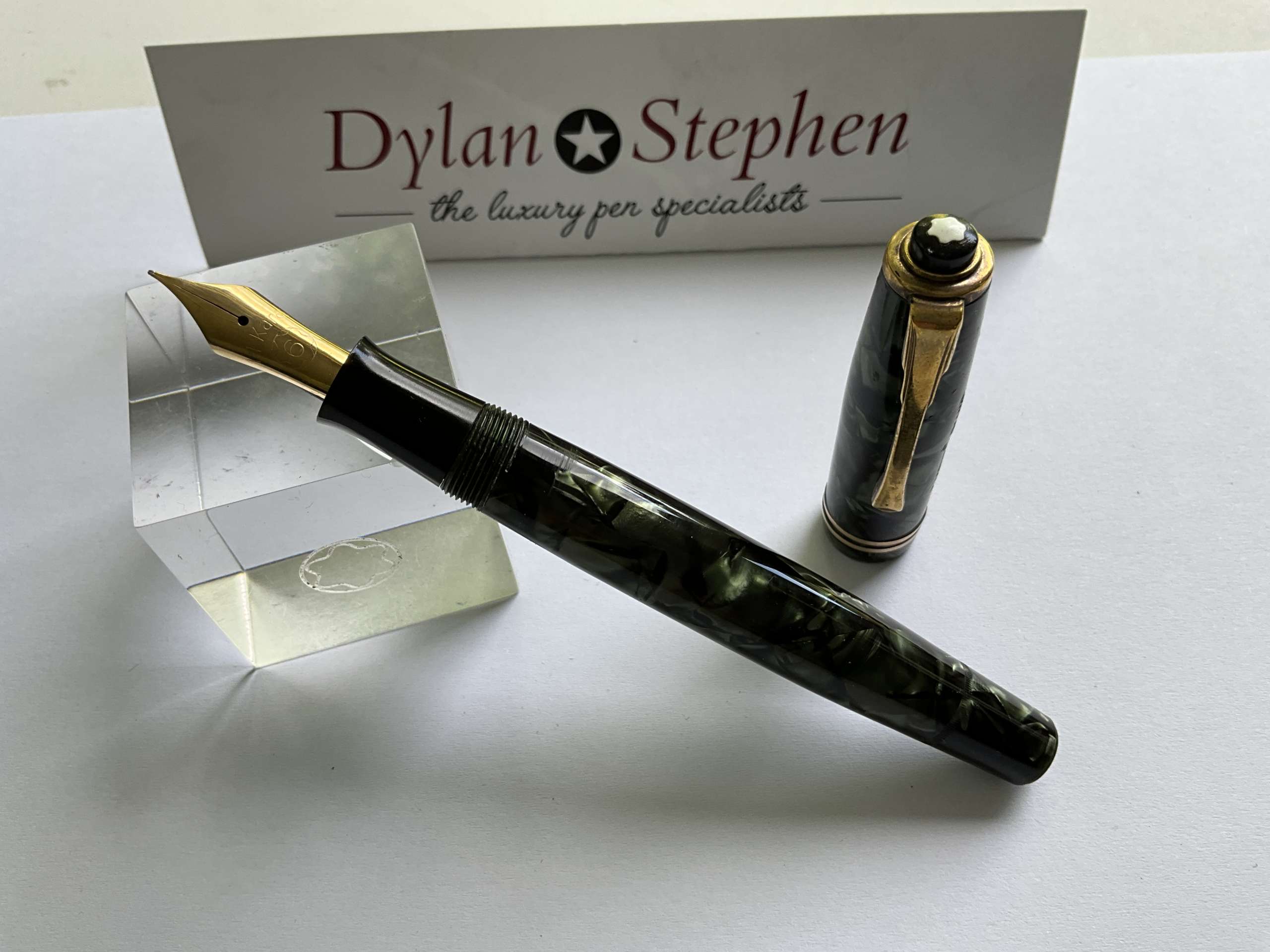 Montblanc no226 vintage green marbled fountain pen