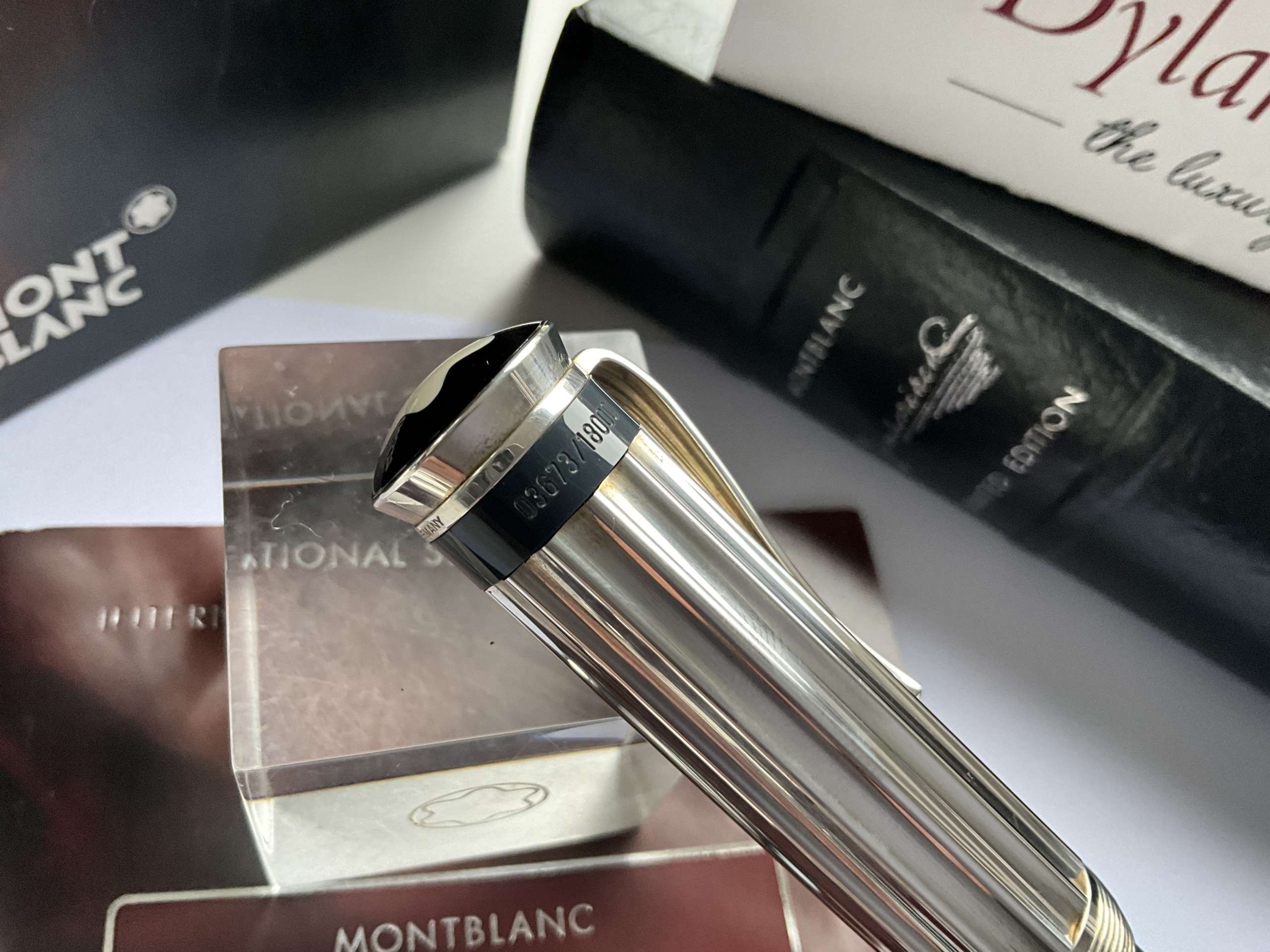 Montblanc writers limited edition Charles Dickens fountain pen set - Image 5