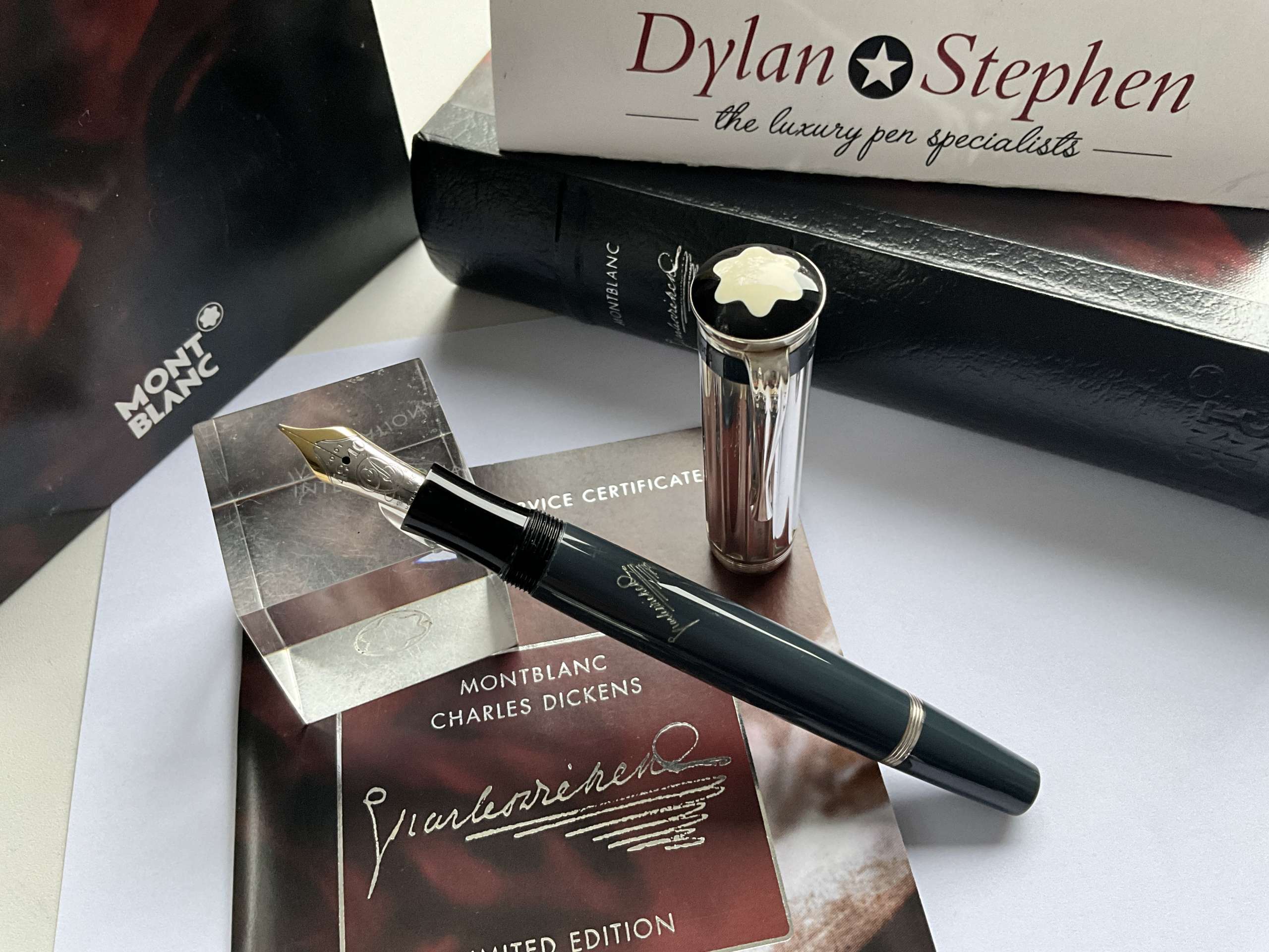 Montblanc writers limited edition Charles Dickens fountain pen set - Image 2
