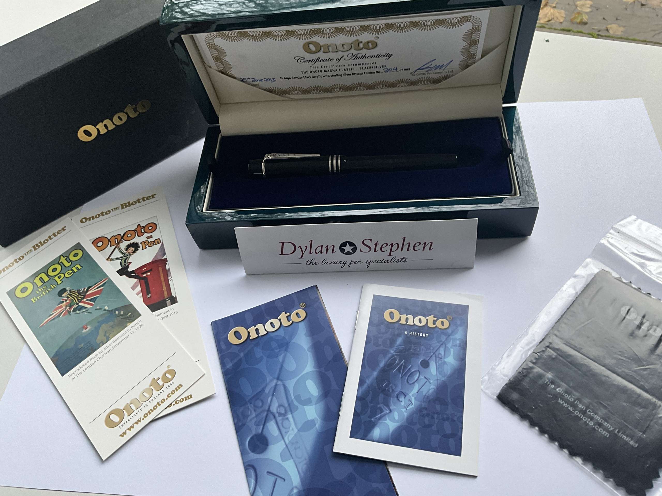 Onoto Magna Classic Black and Silver Limited Edition fountain pen - Image 9