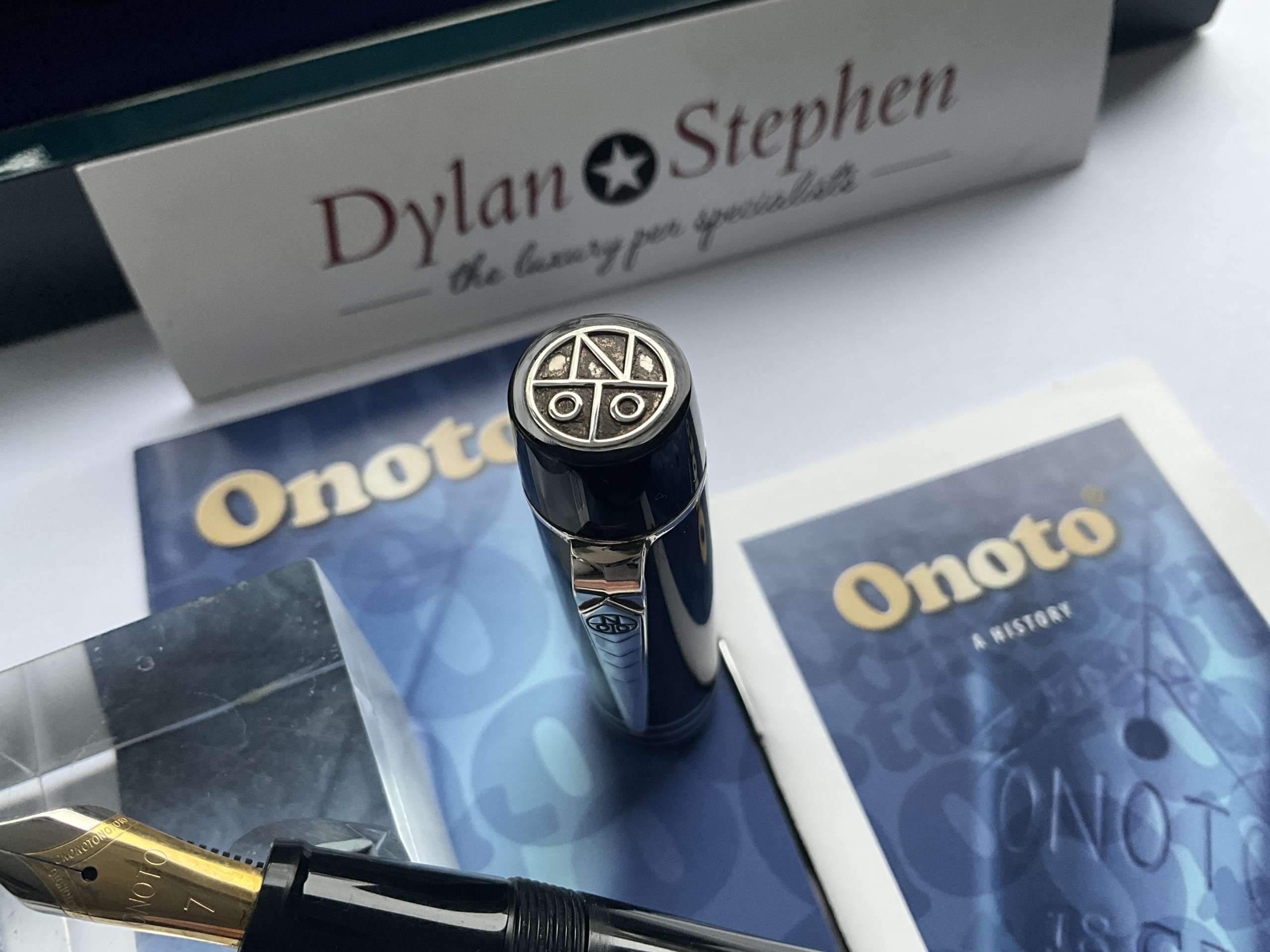 Onoto Magna Classic Black and Silver Limited Edition fountain pen - Image 3