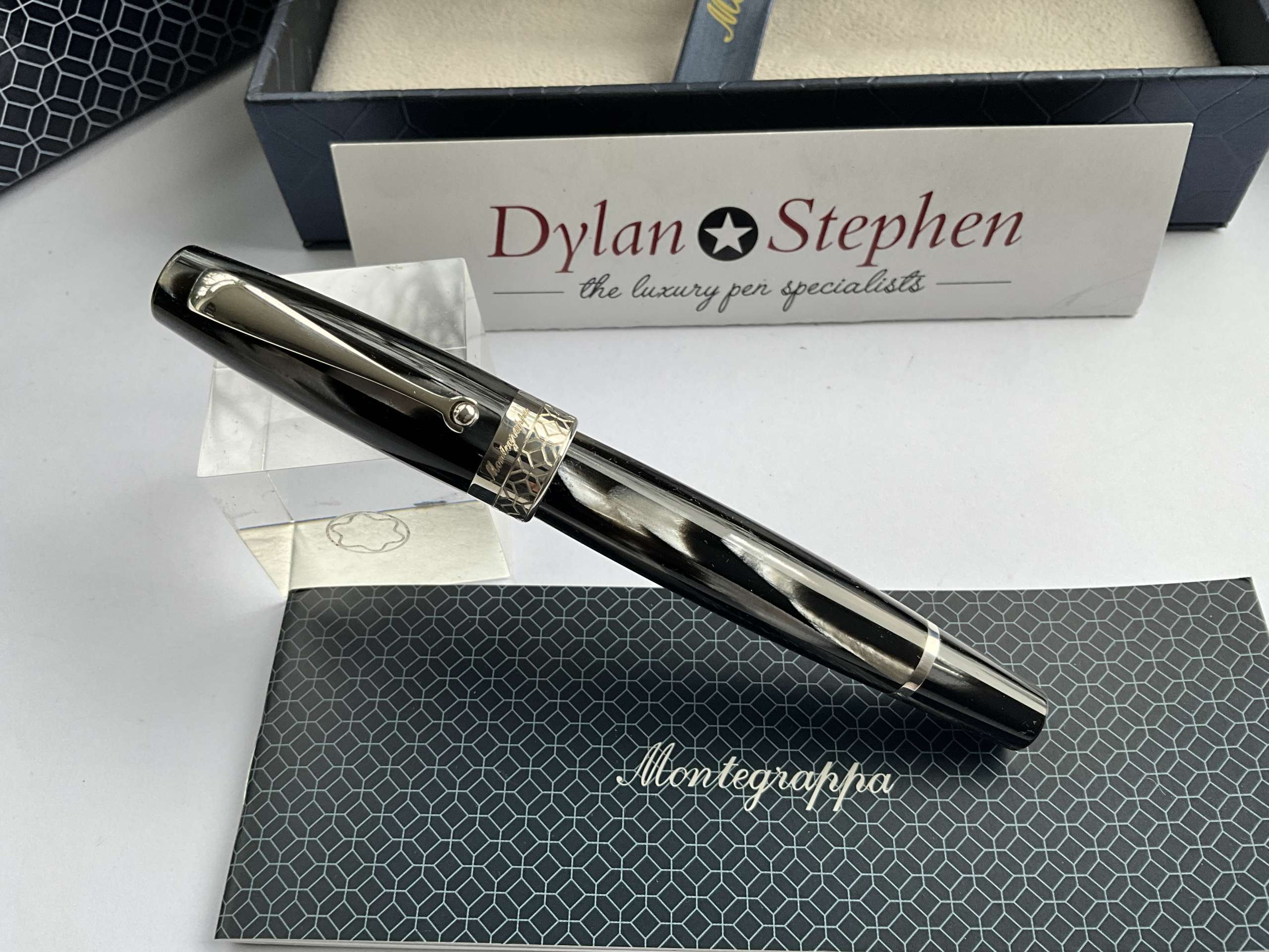 Montegrappa Miya 450 Black and White Limited Edition fountain pen - Image 8