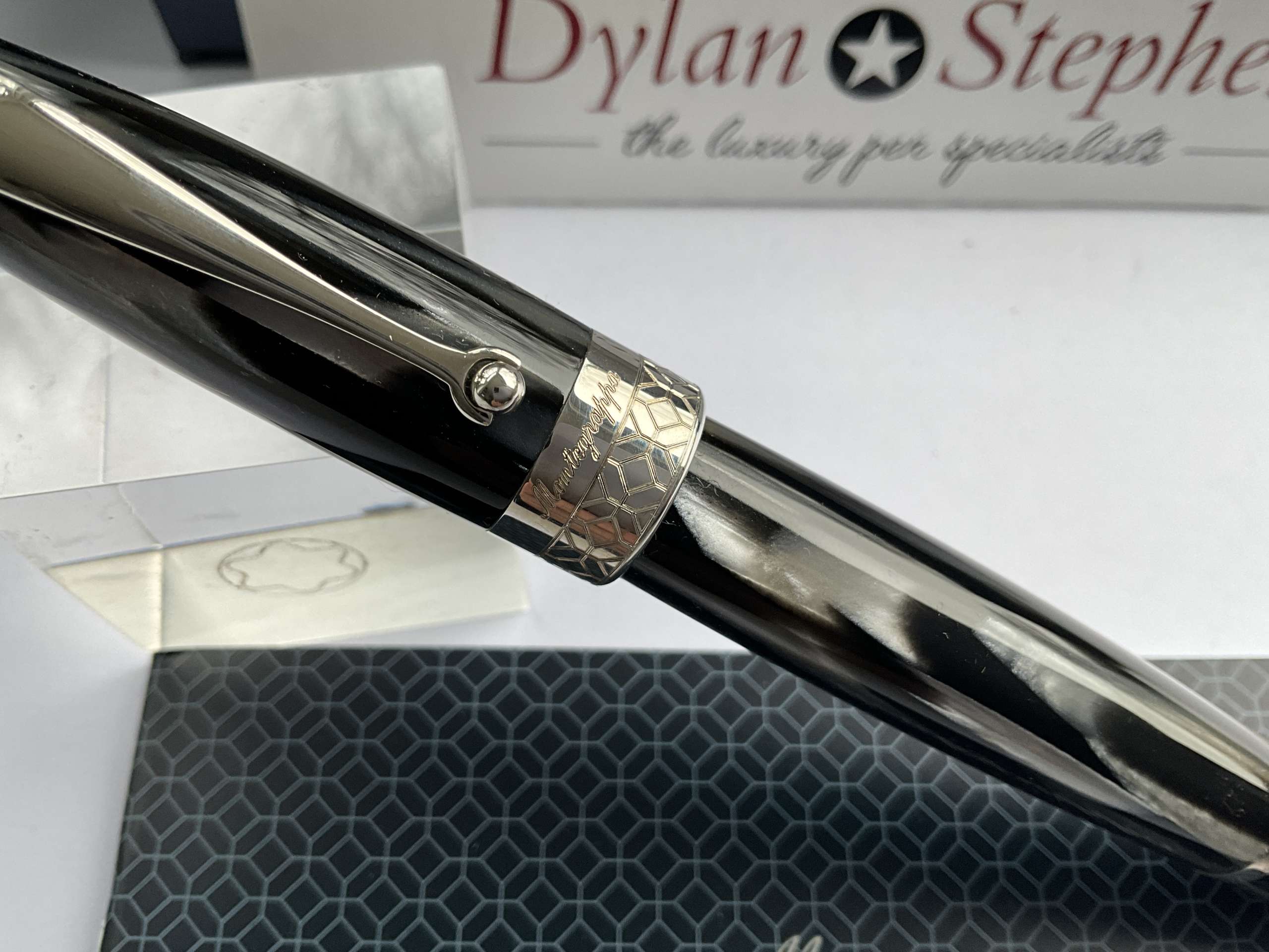 Montegrappa Miya 450 Black and White Limited Edition fountain pen - Image 5