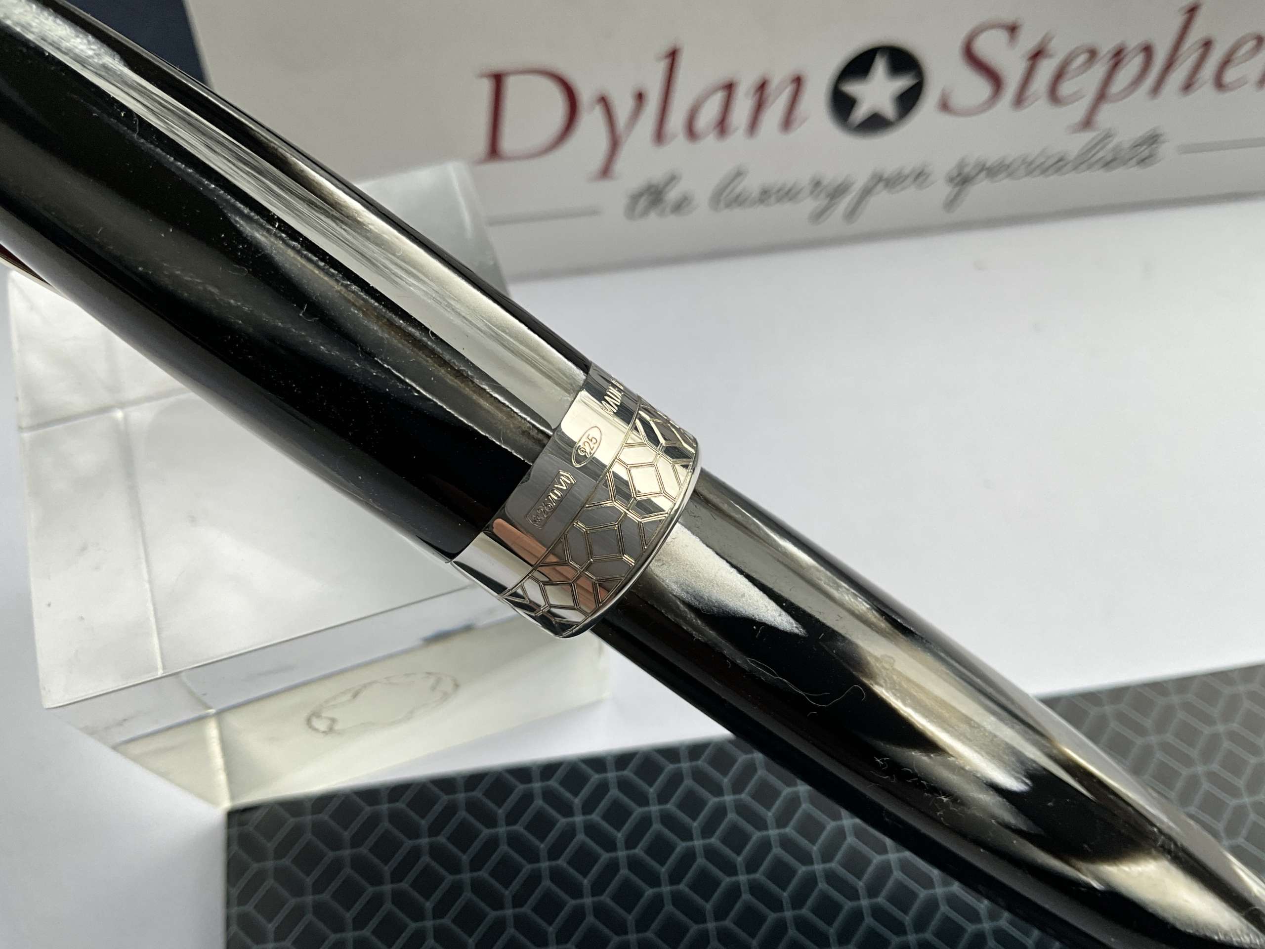 Montegrappa Miya 450 Black and White Limited Edition fountain pen - Image 4