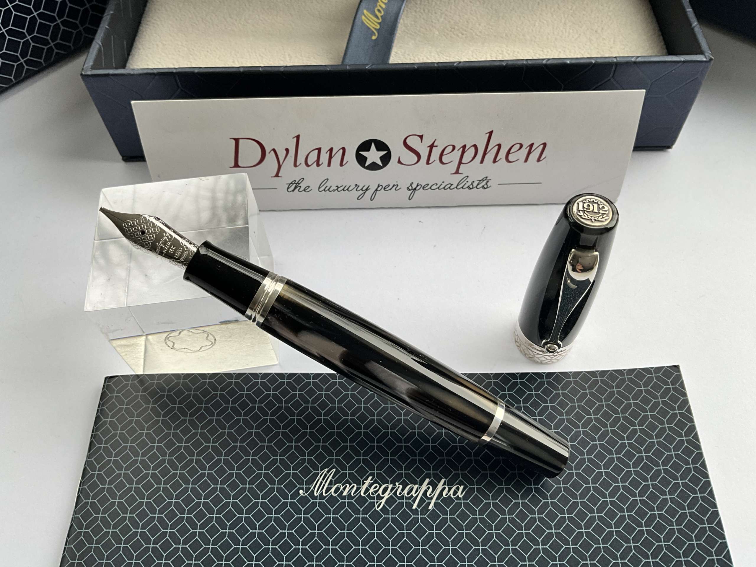 Montegrappa Miya 450 Black and White Limited Edition fountain pen