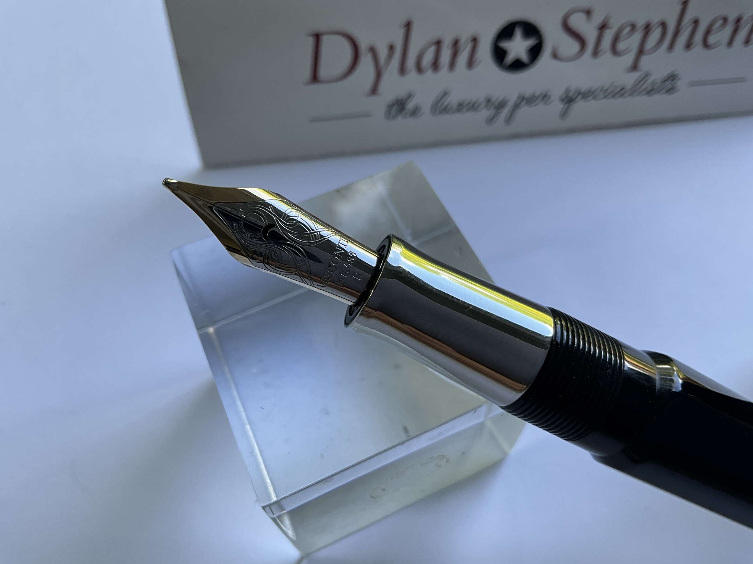 Visconti Opera Master Black Pinstripe fountain pen - Image 2