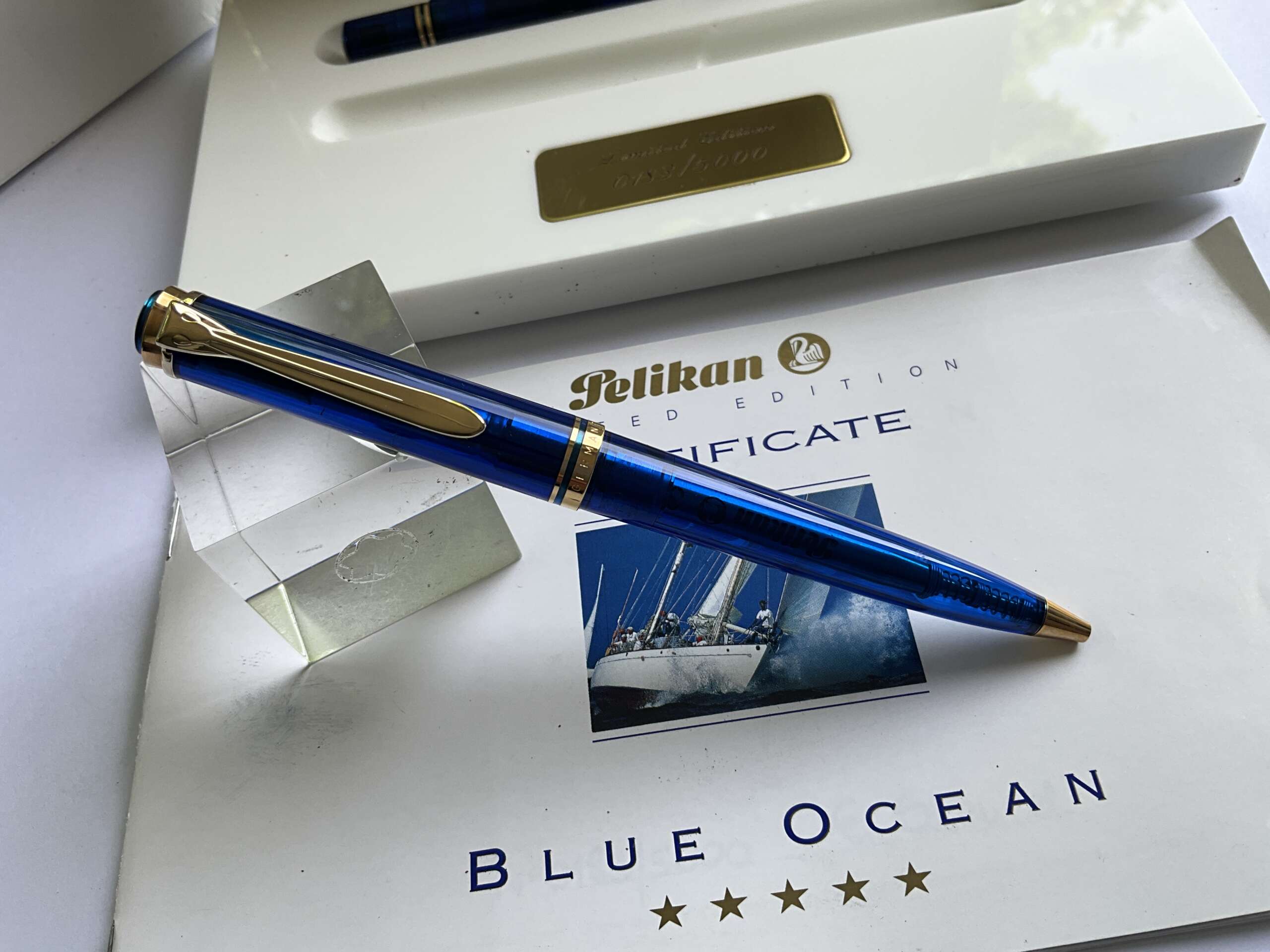 Pelikan Souveran M946 Blue Ocean Limited Edition fountain + Ballpoint Pen Set - Image 5