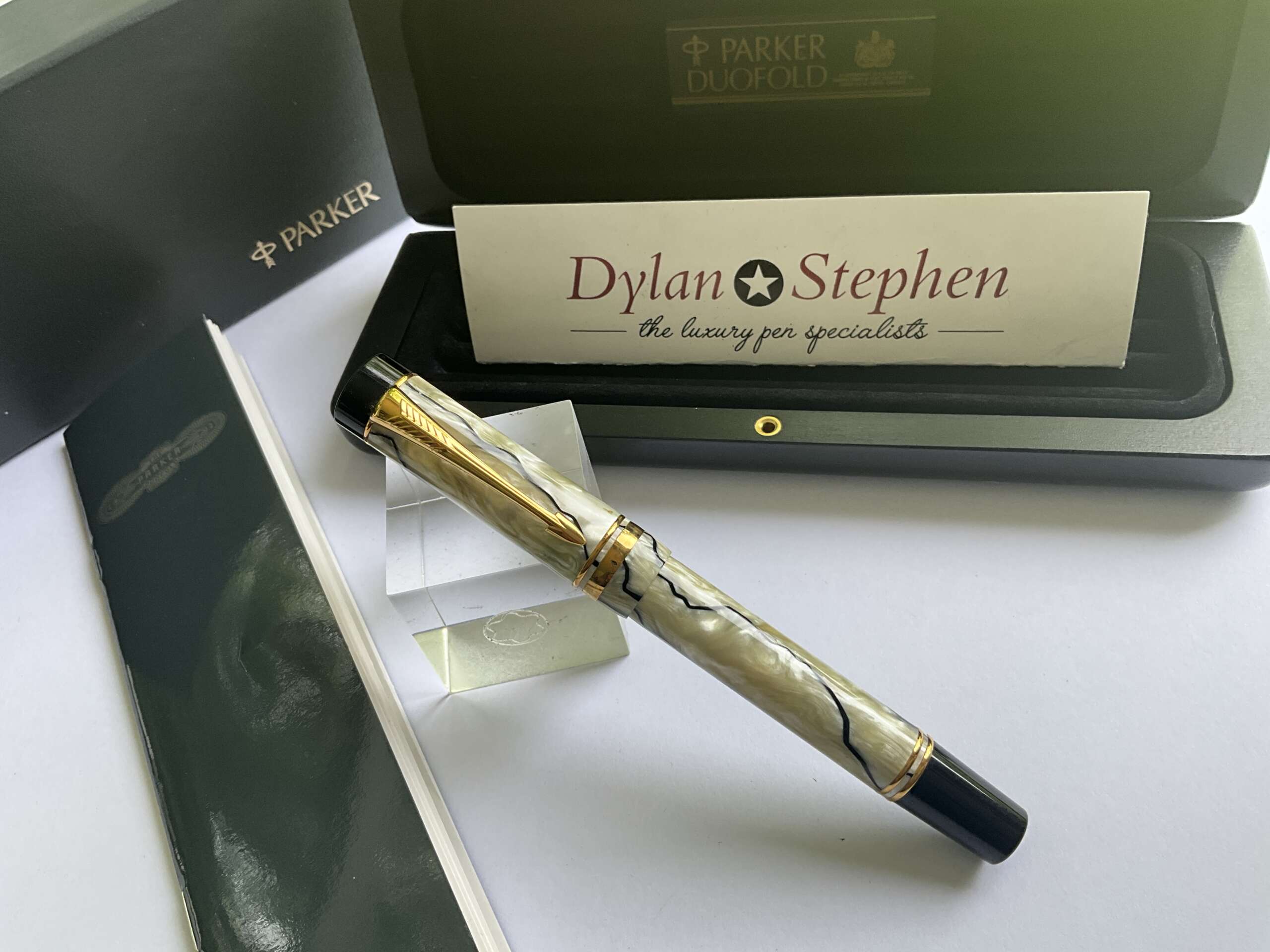 Parker Duofold Centennial Pearl and black fountain pen - Image 6