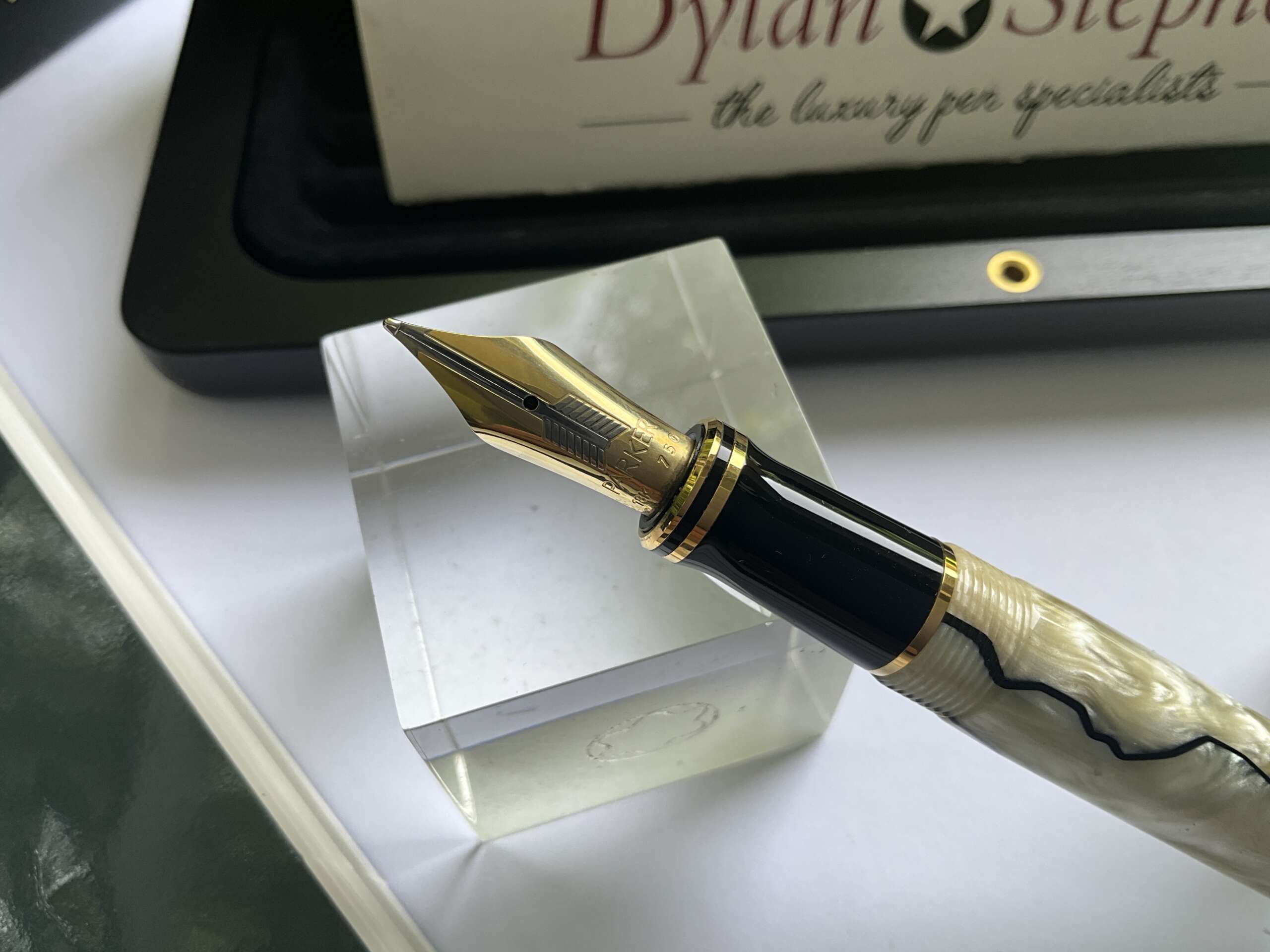 Parker Duofold Centennial Pearl and black fountain pen - Image 2