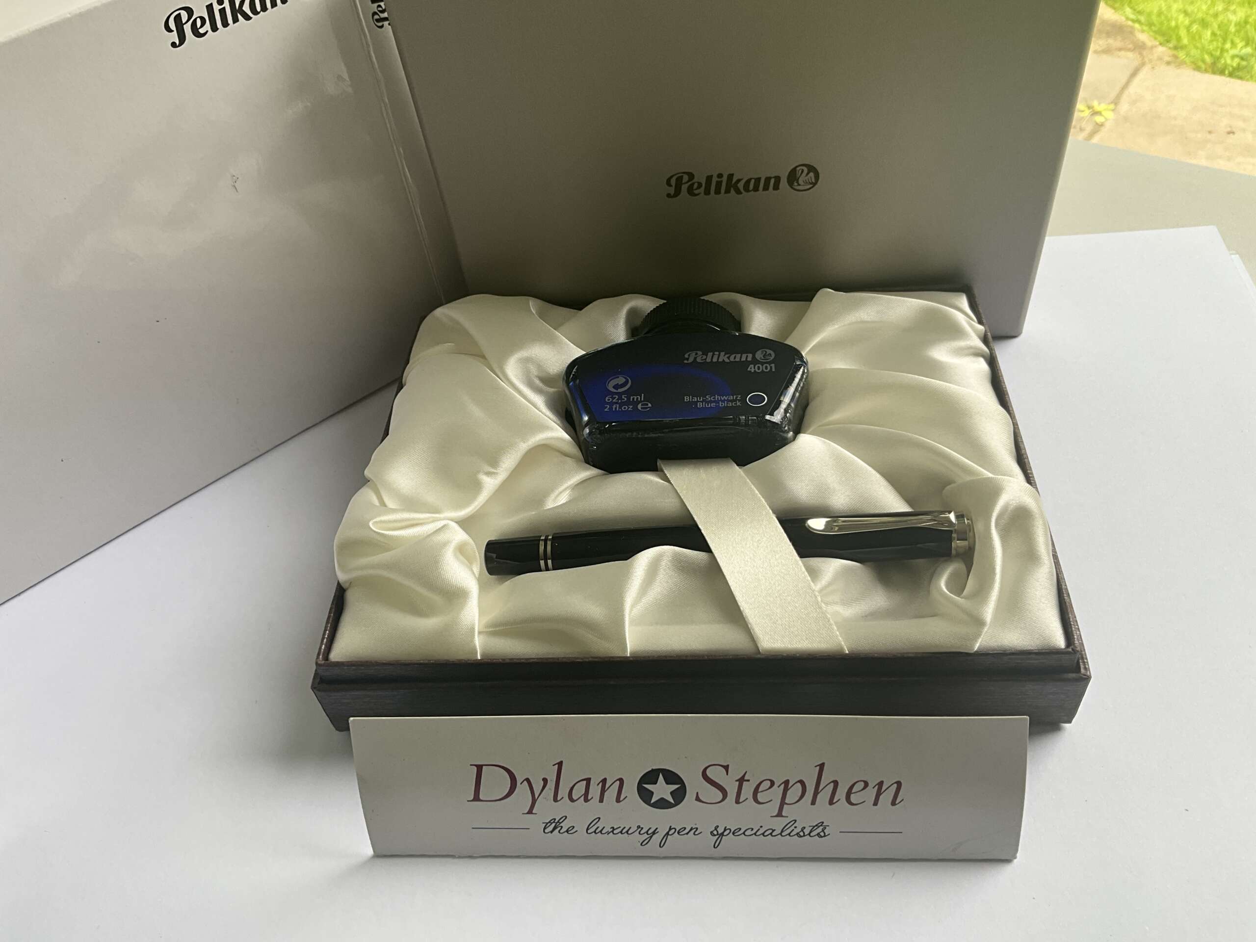 Pelikan Souveran M400 Black and Platinum fountain pen - Image 6