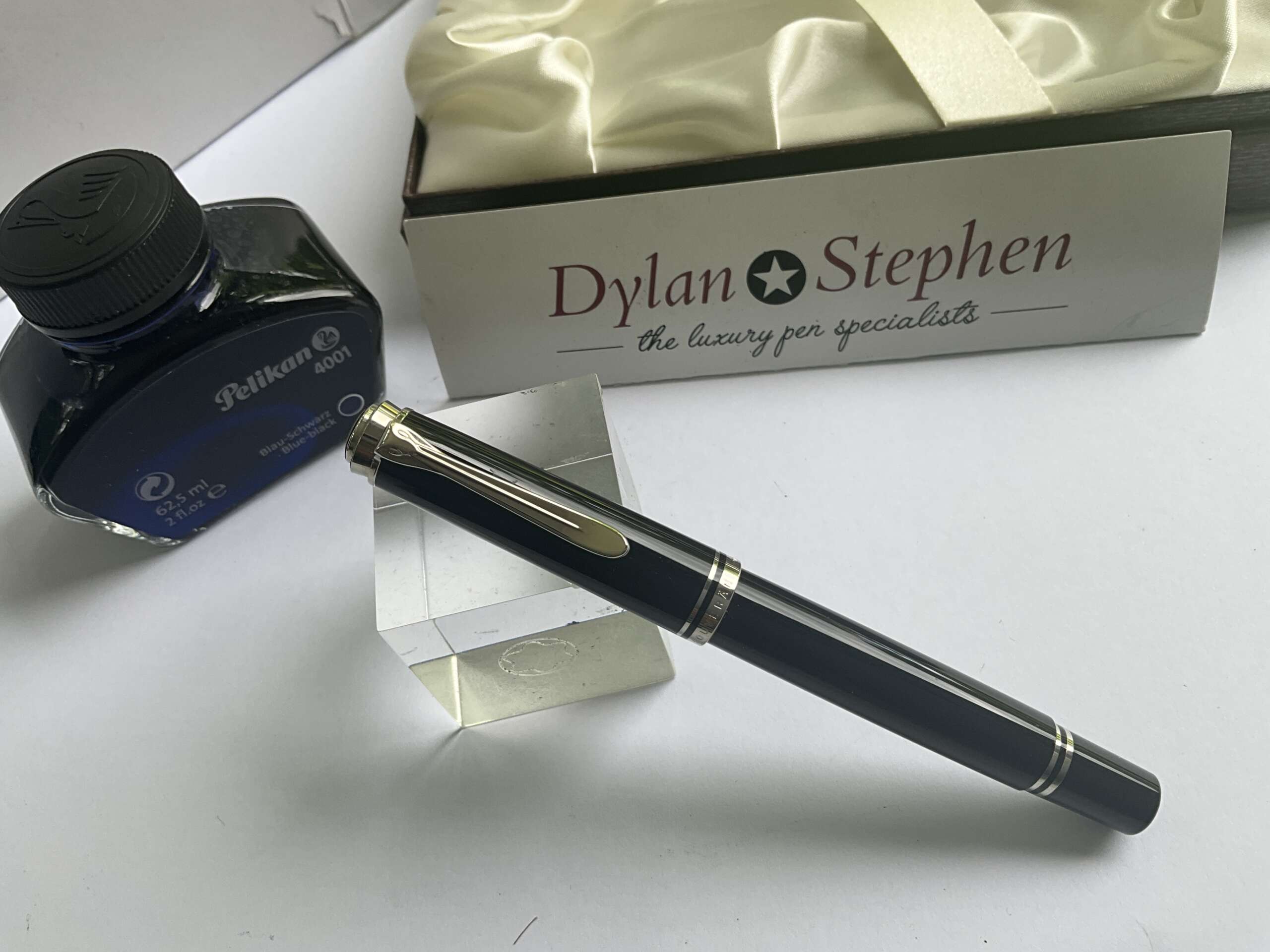 Pelikan Souveran M400 Black and Platinum fountain pen - Image 5
