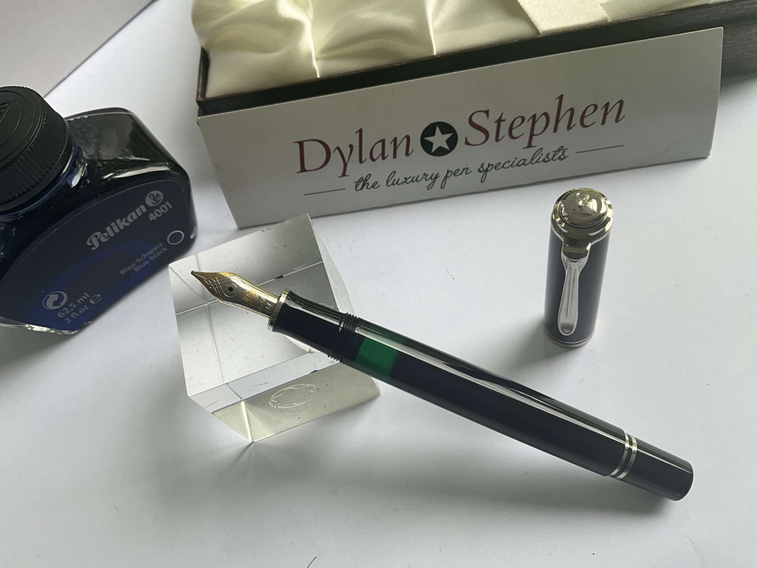 Pelikan Souveran M400 Black and Platinum fountain pen