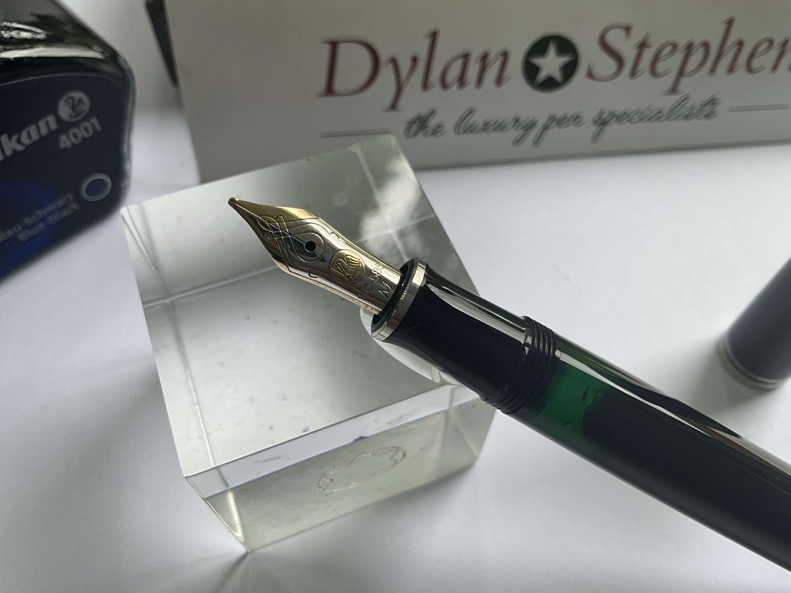 Pelikan Souveran M400 Black and Platinum fountain pen - Image 2