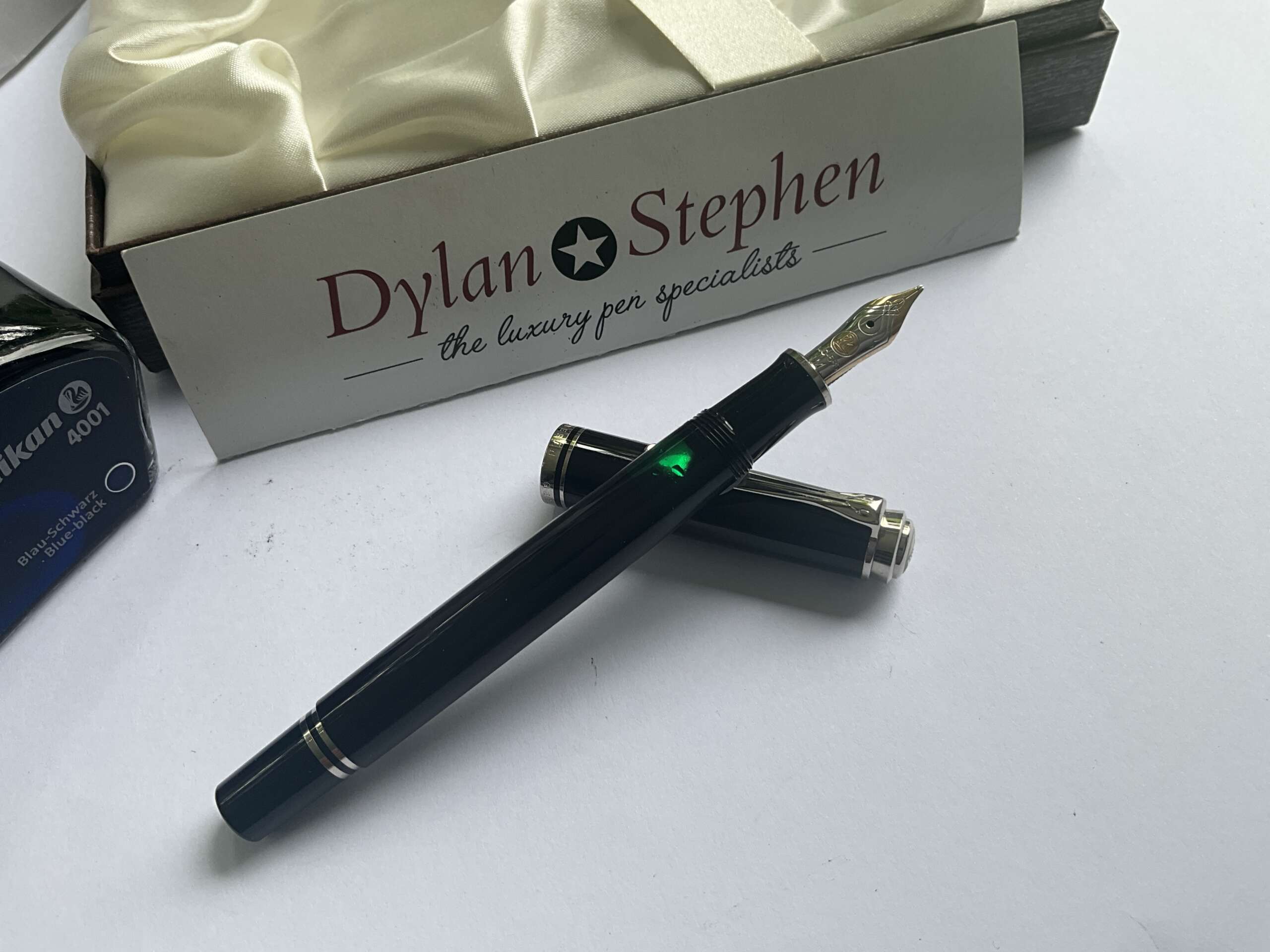 Pelikan Souveran M400 Black and Platinum fountain pen - Image 4