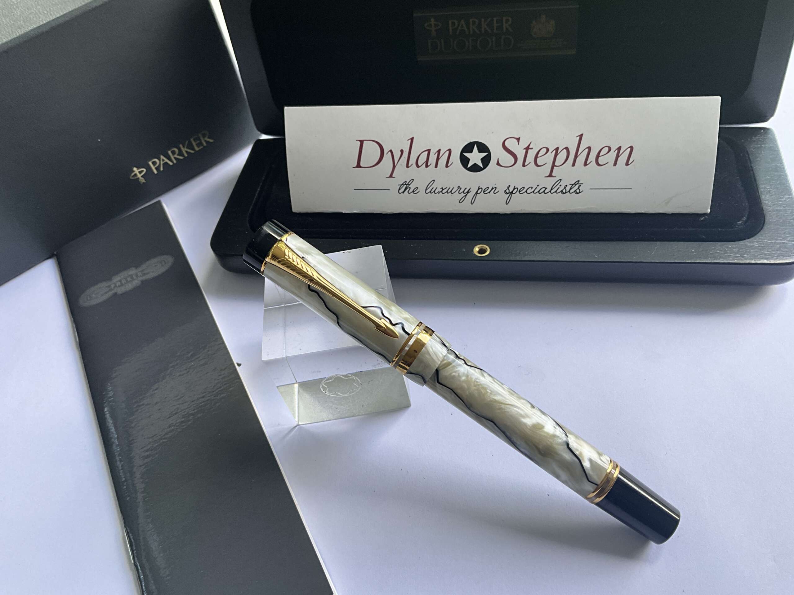 Parker Duofold Centennial Pearl and black fountain pen - Image 6