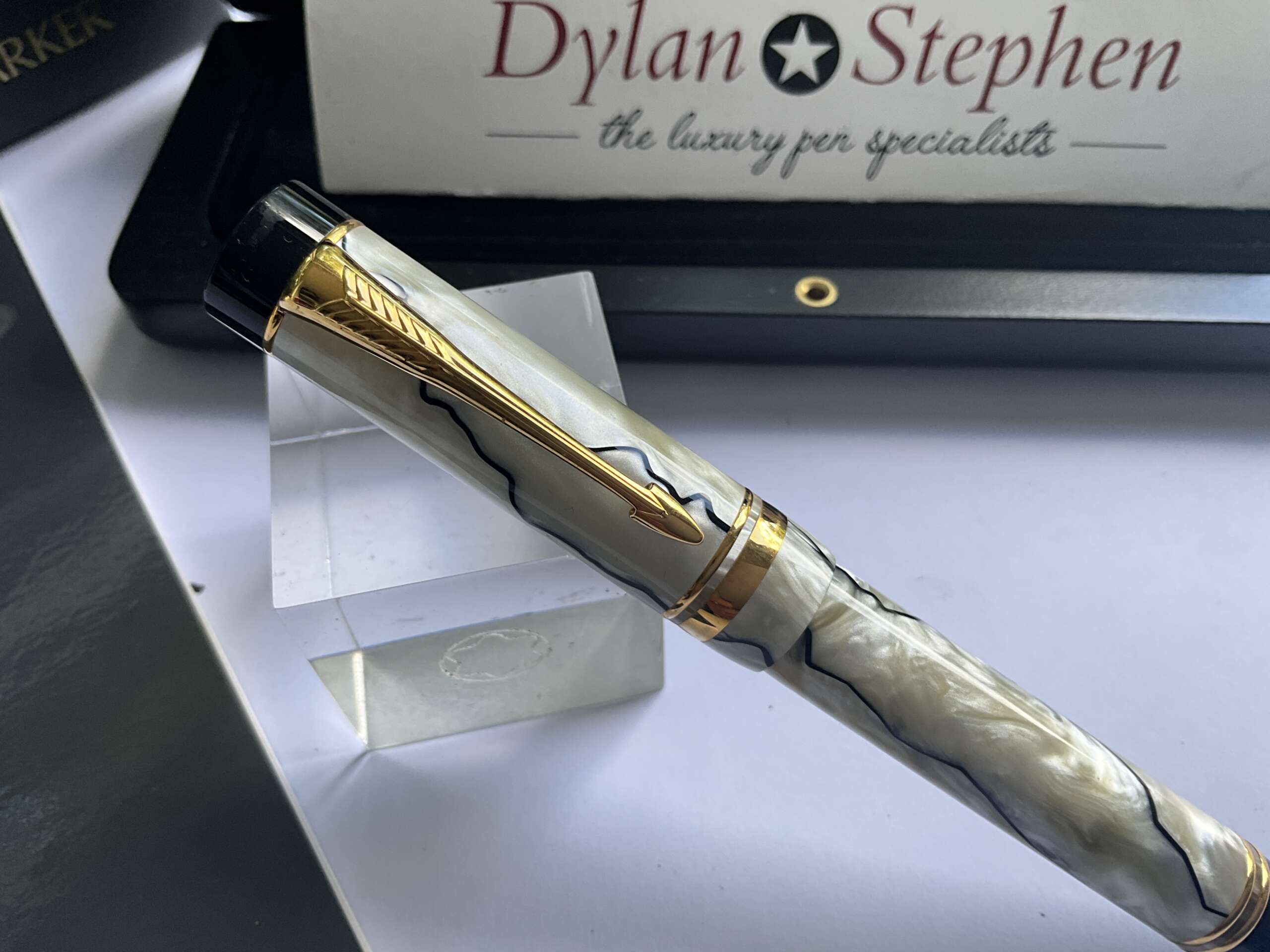 Parker Duofold Centennial Pearl and black fountain pen - Image 4