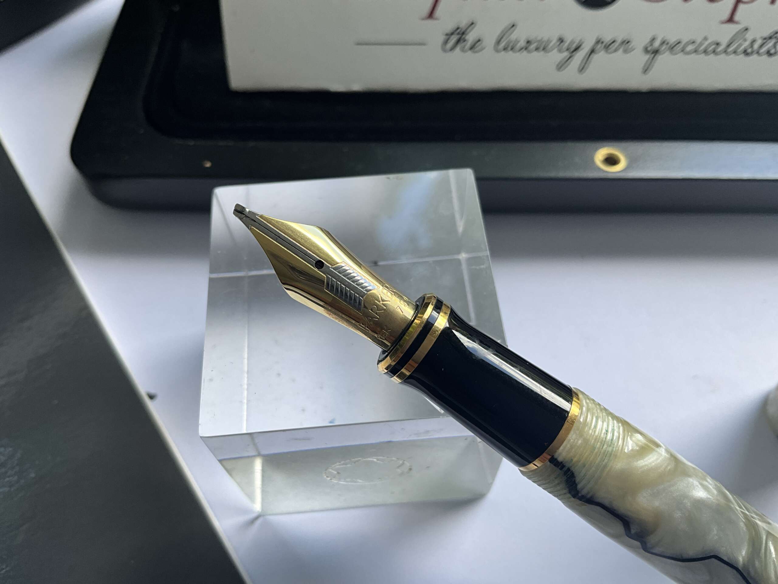 Parker Duofold Centennial Pearl and black fountain pen - Image 2