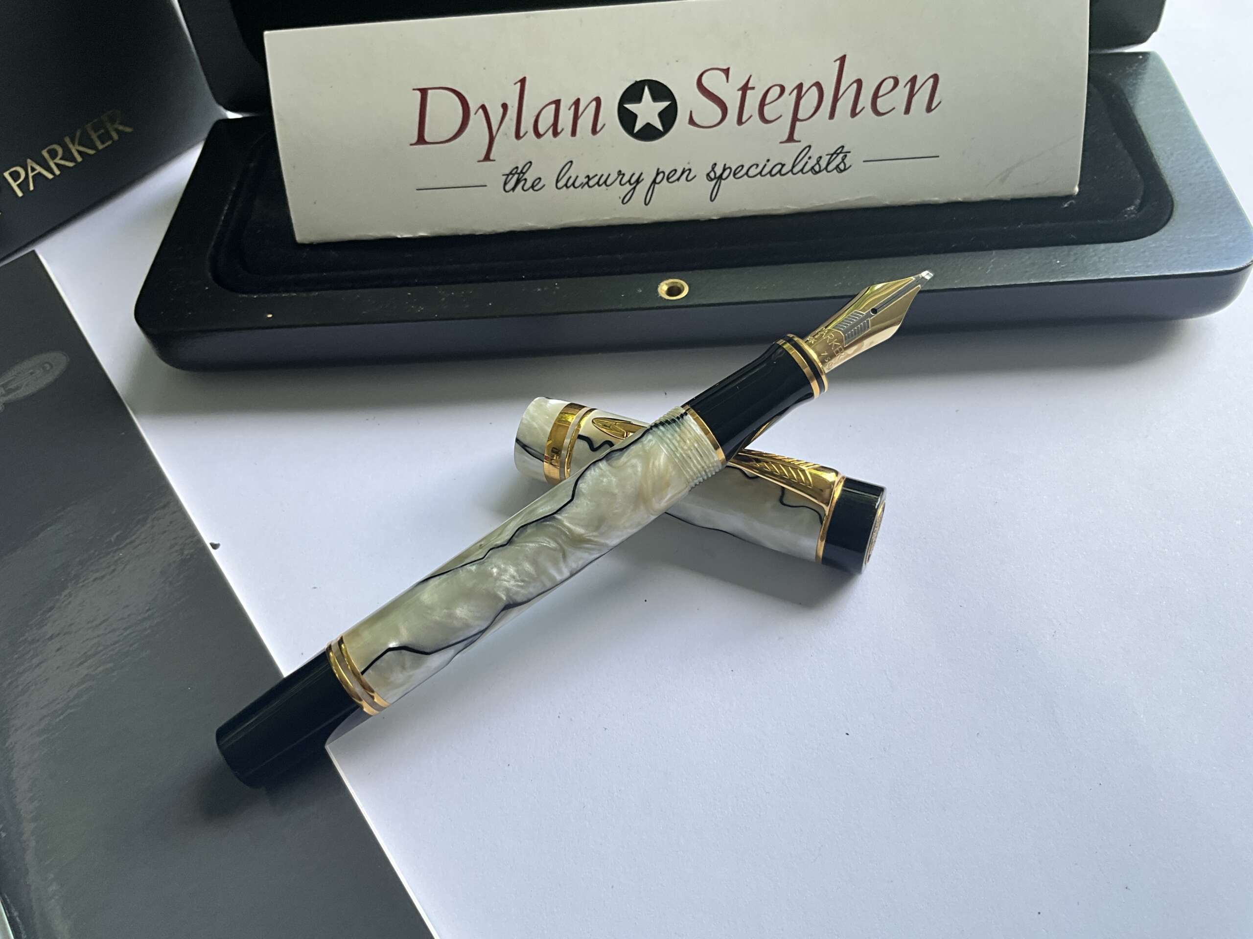 Parker Duofold Centennial Pearl and black fountain pen - Image 5