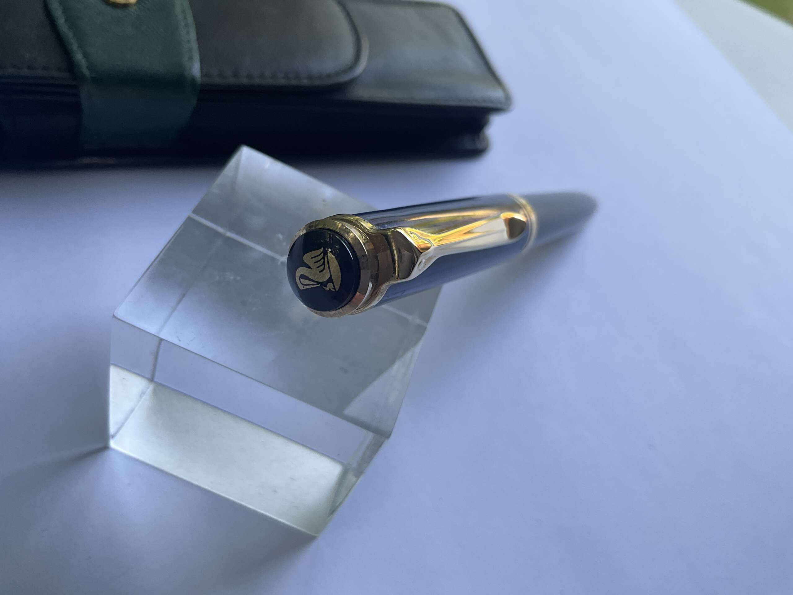 Pelikan Souveran K800 Blue + Black ballpoint pen + Leather Pouch - Image 2