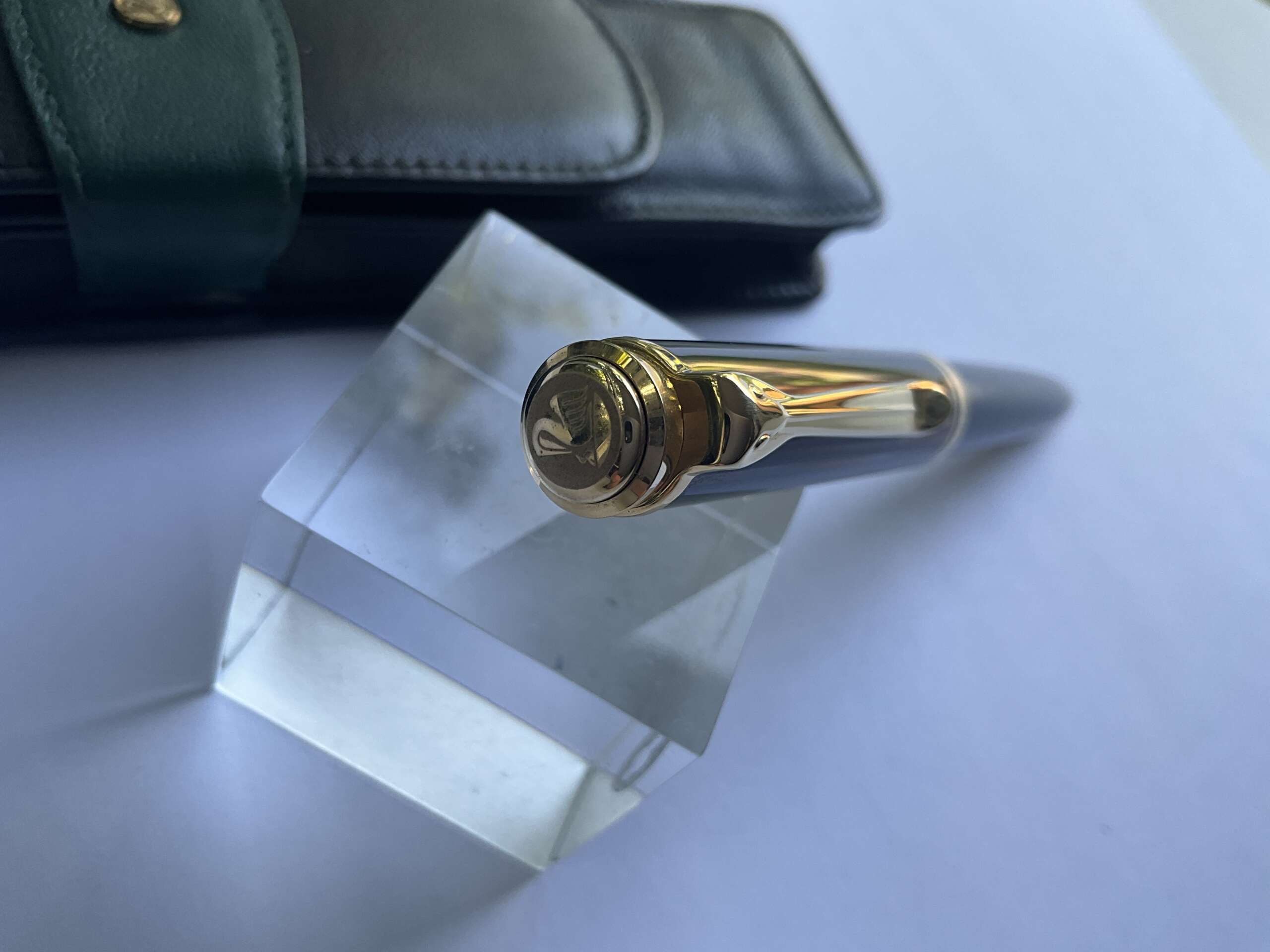Pelikan Souveran K800 tortoiseshell ballpoint pen + Leather Pouch - Image 2