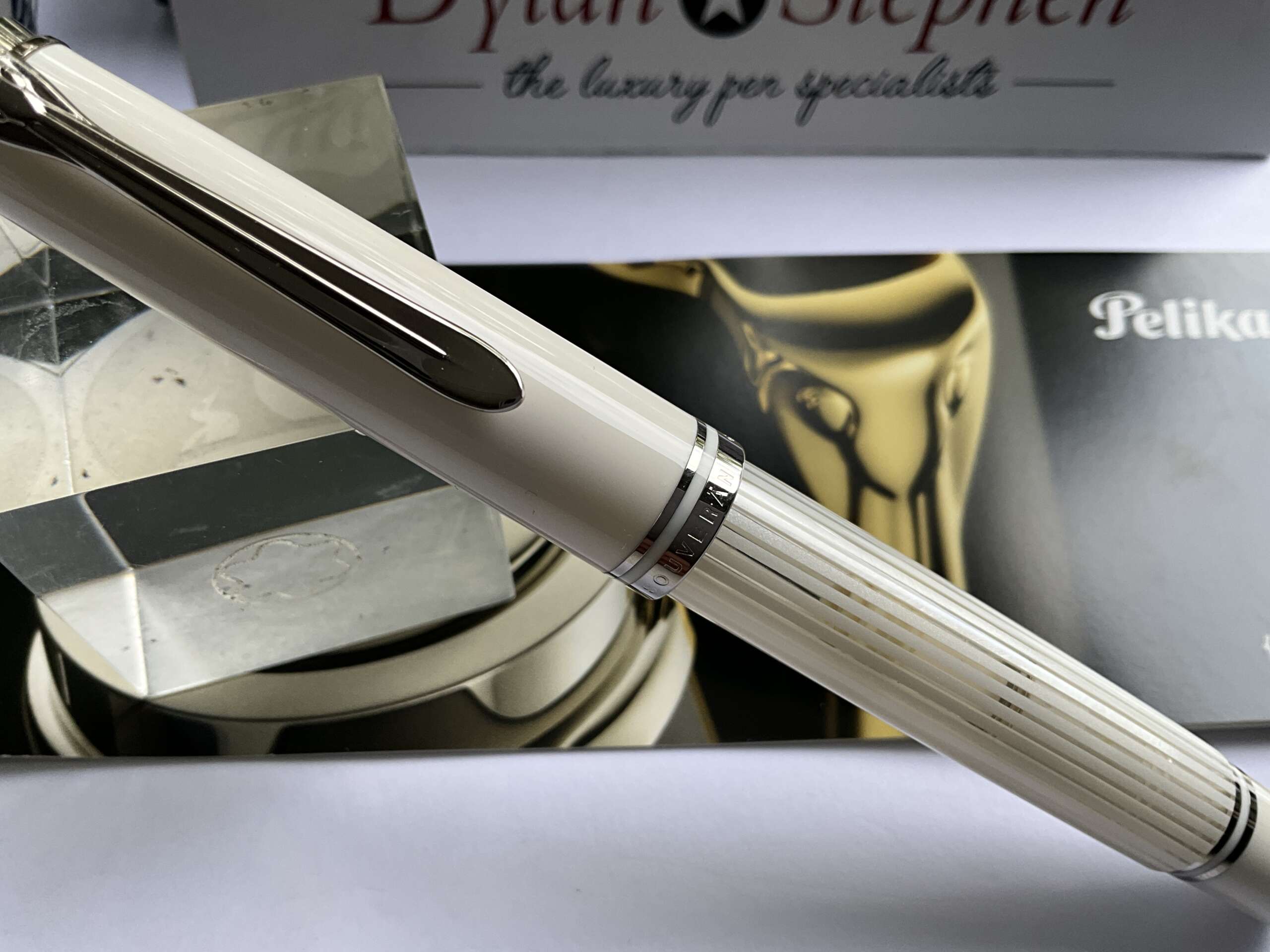 Pelikan Souveran M605 White Transparent Fountain Pen - Image 4