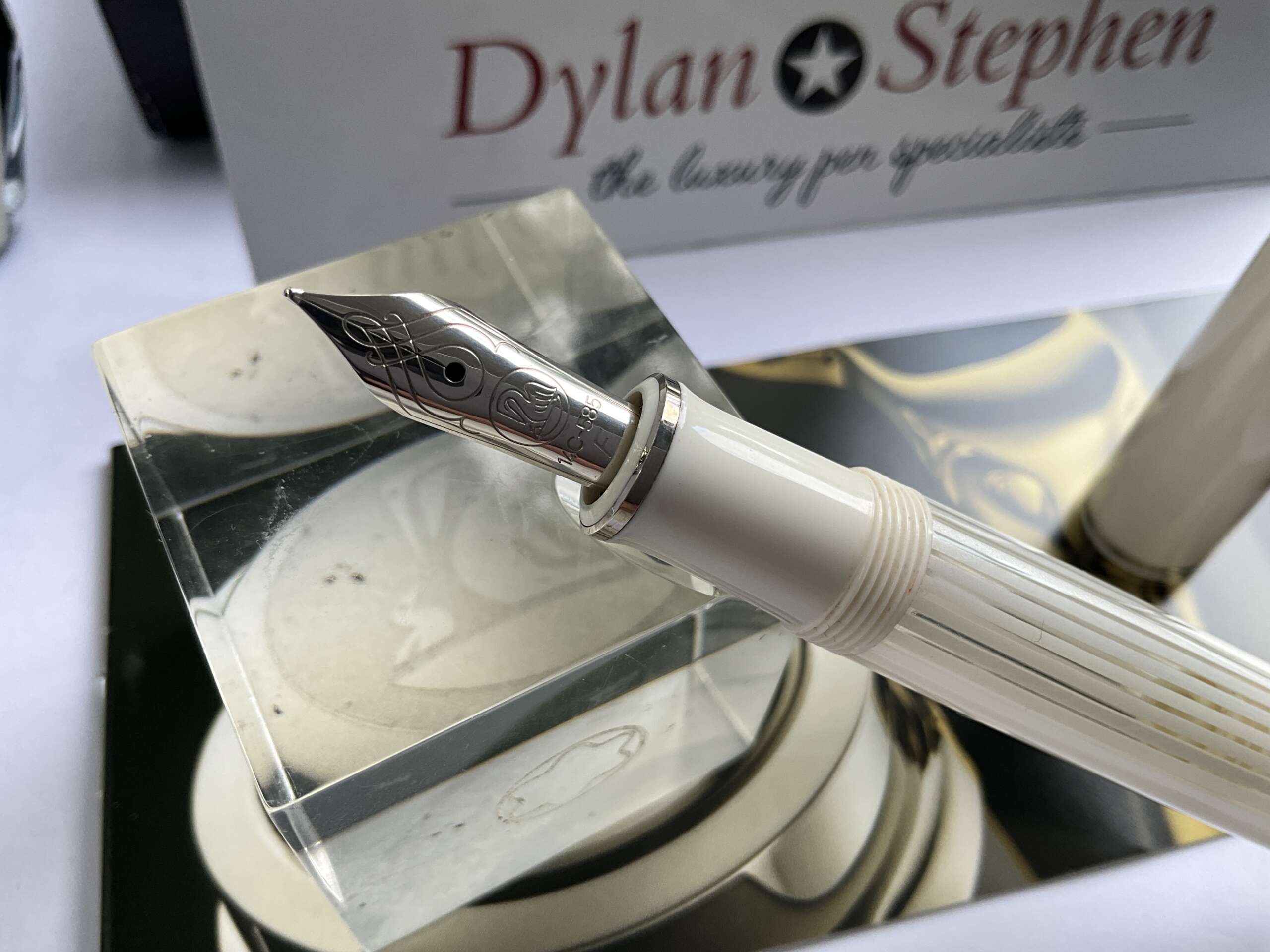 Pelikan Souveran M605 White Transparent Fountain Pen - Image 2