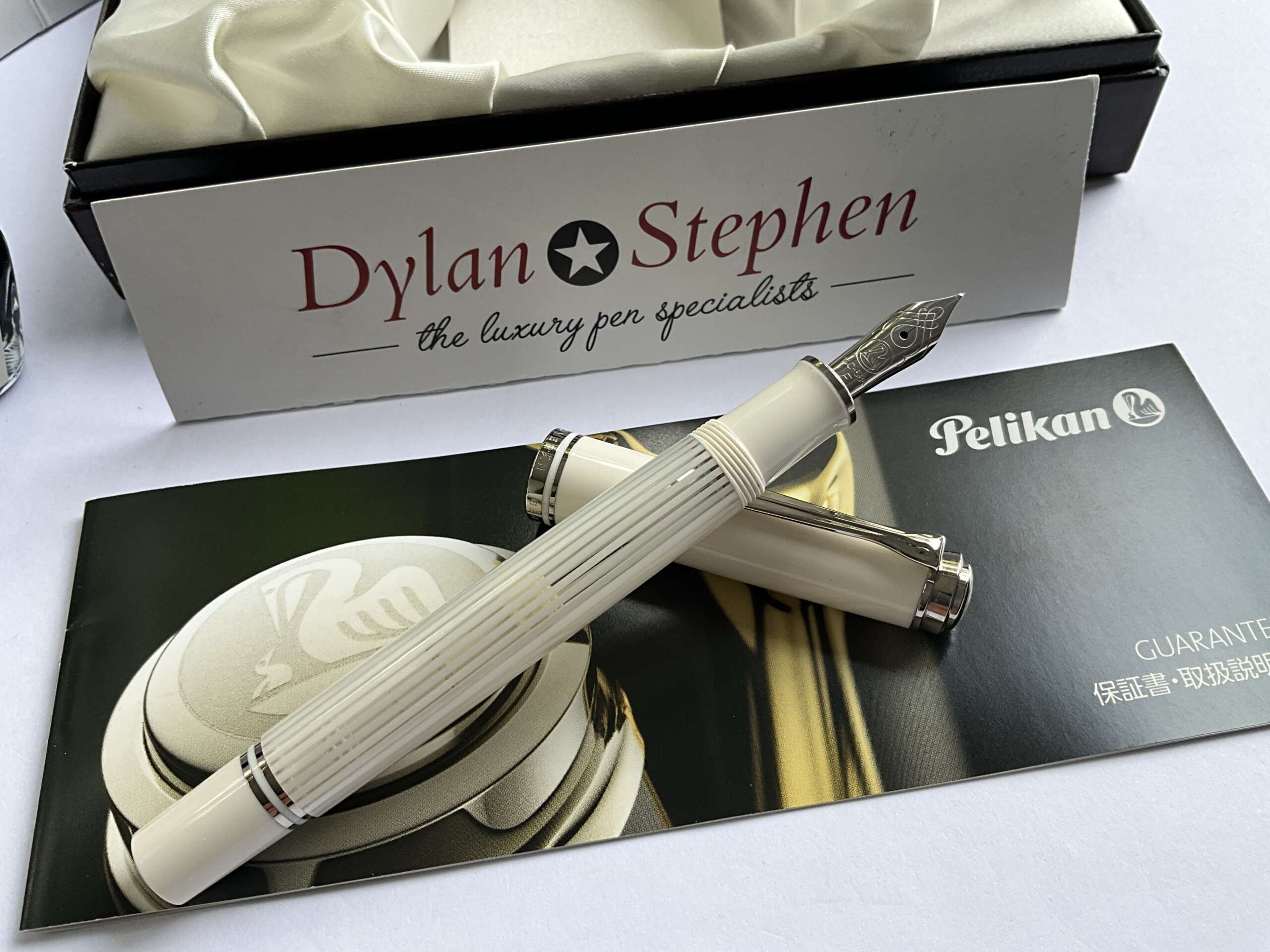 Pelikan Souveran M605 White Transparent Fountain Pen - Image 5